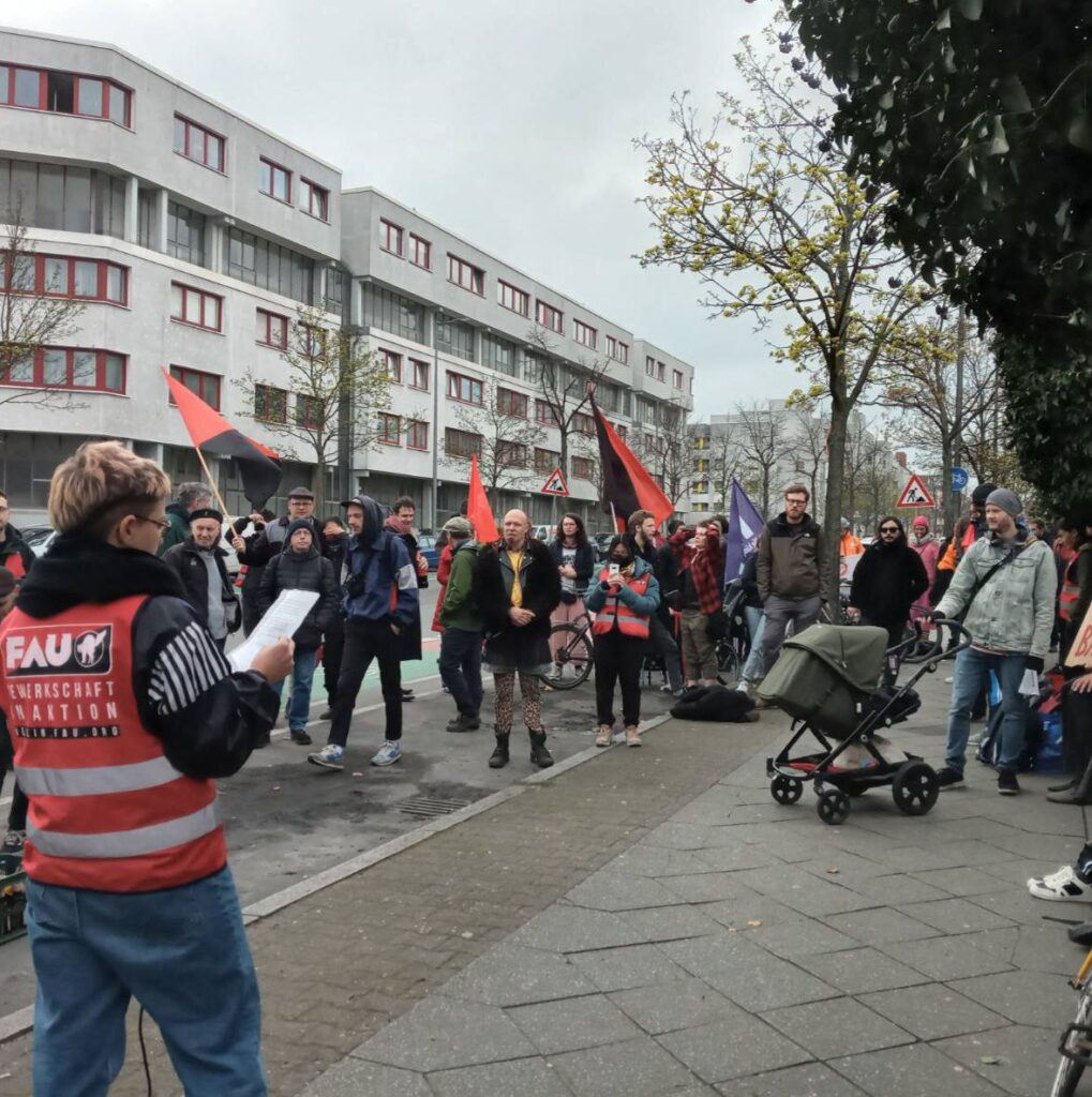 Inhaber des erfolglosen „umweltfreundlichen“ Lieferunternehmens vermeidet Verhandlungen, während entlassene Fahrer*innen vor Gericht und auf der Straße gegen ihn kämpfen