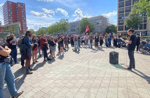 80 Menschen bei Kundgebung gegen Polizeigewalt in Frankreich und in Solidarität mit den, die dagegen aufstehen